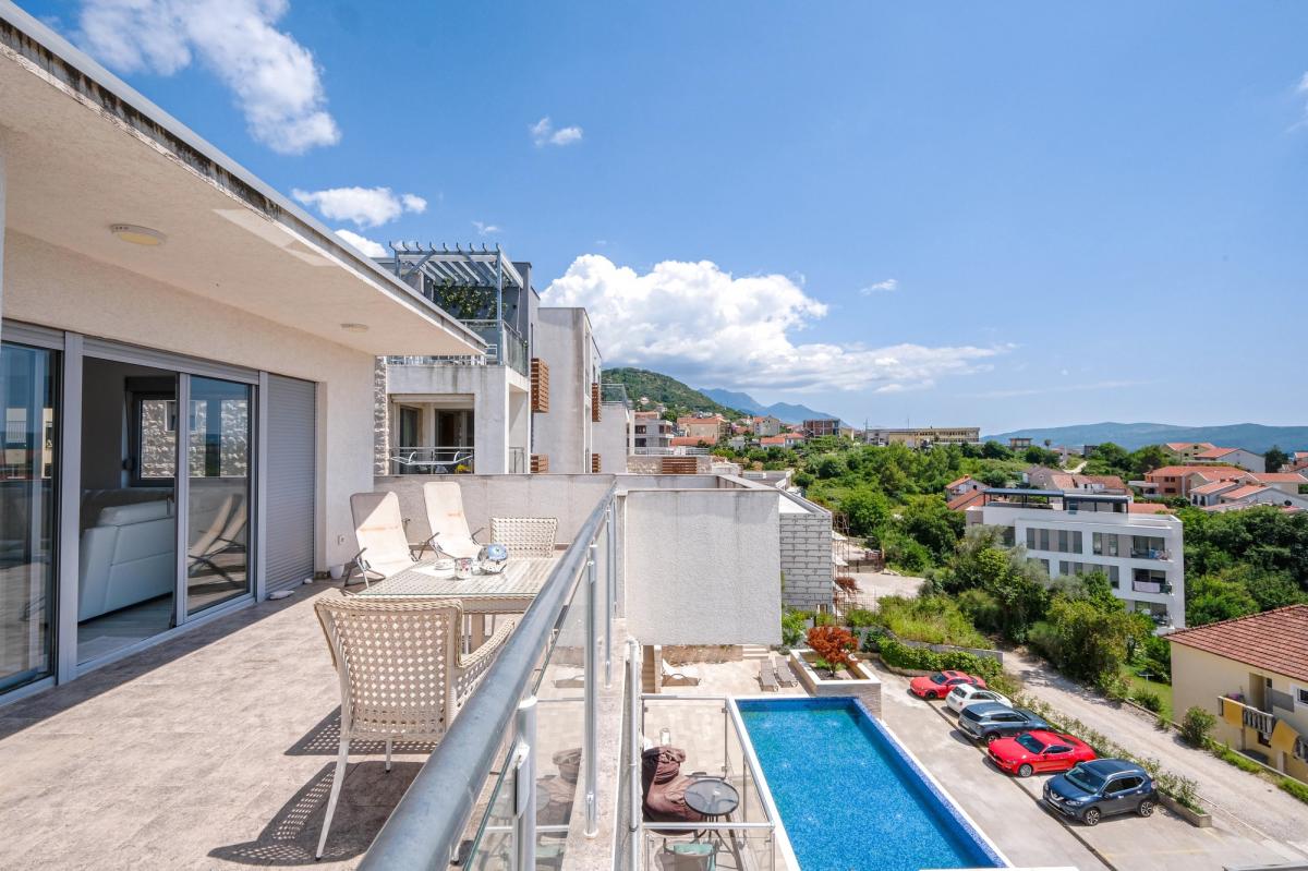 Penthouse with Pool and Sea View 3