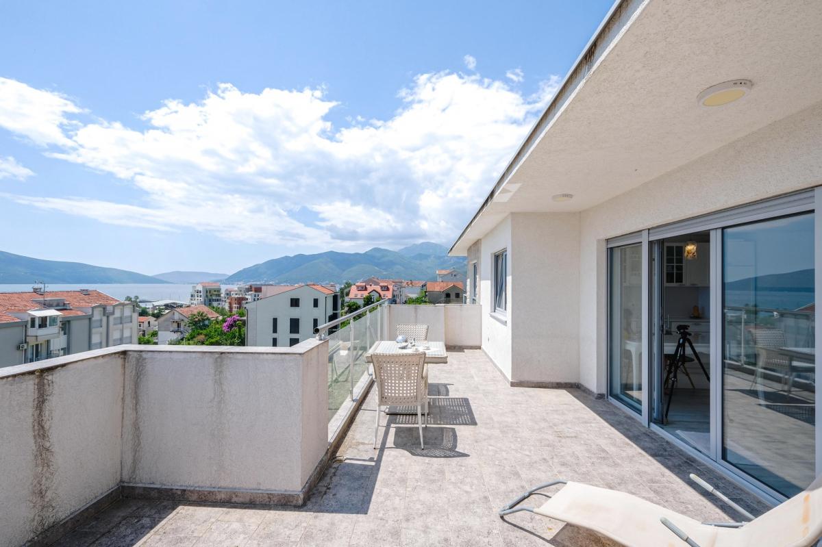 Penthouse with Pool and Sea View 21