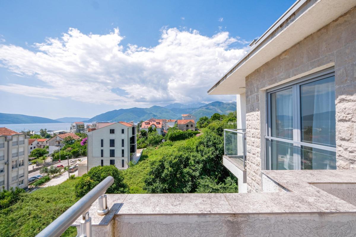 Penthouse with Pool and Sea View 22