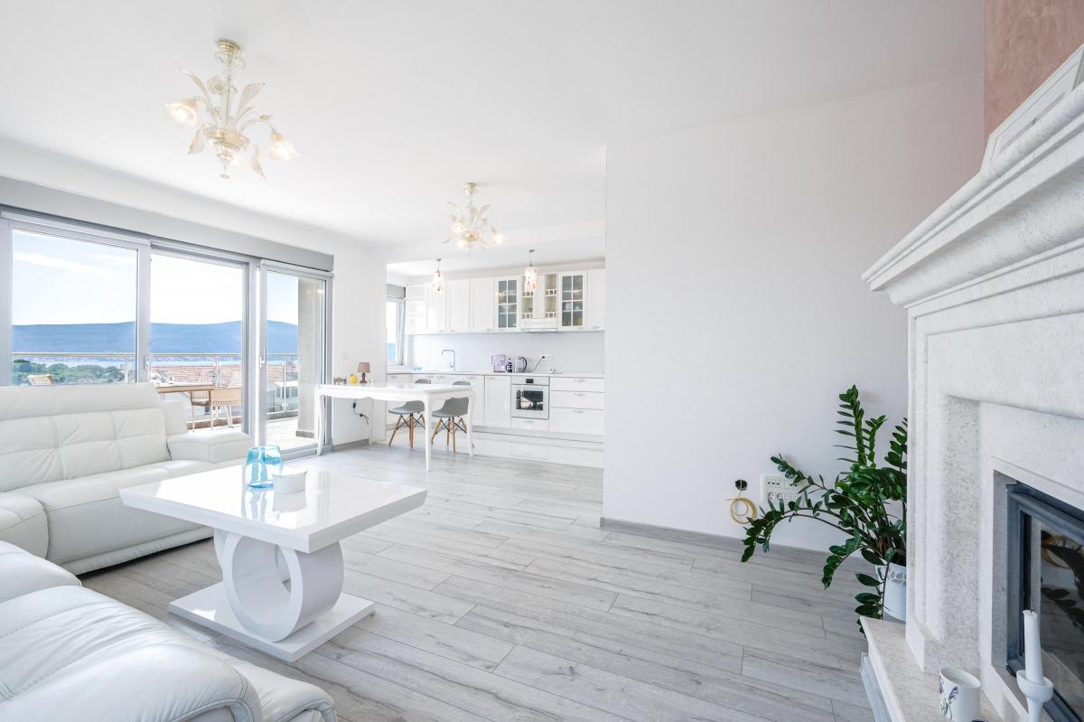 Penthouse with Pool and Sea View 4