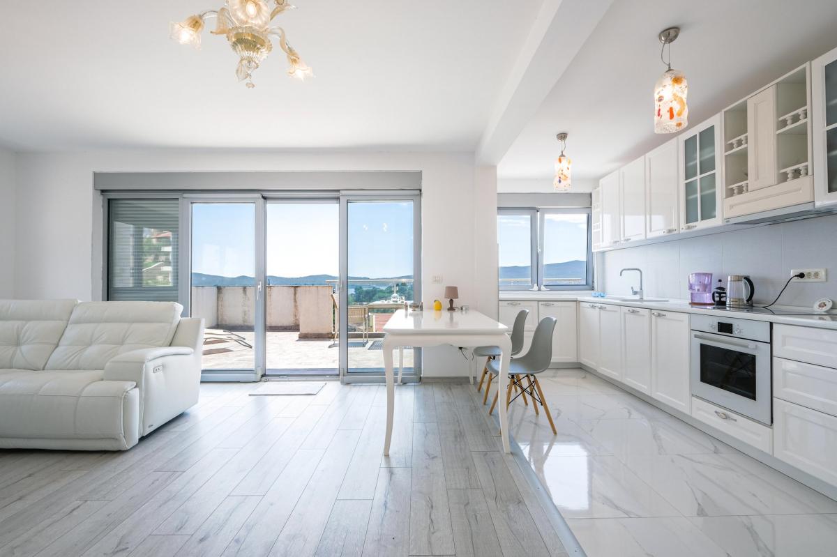 Penthouse with Pool and Sea View 5