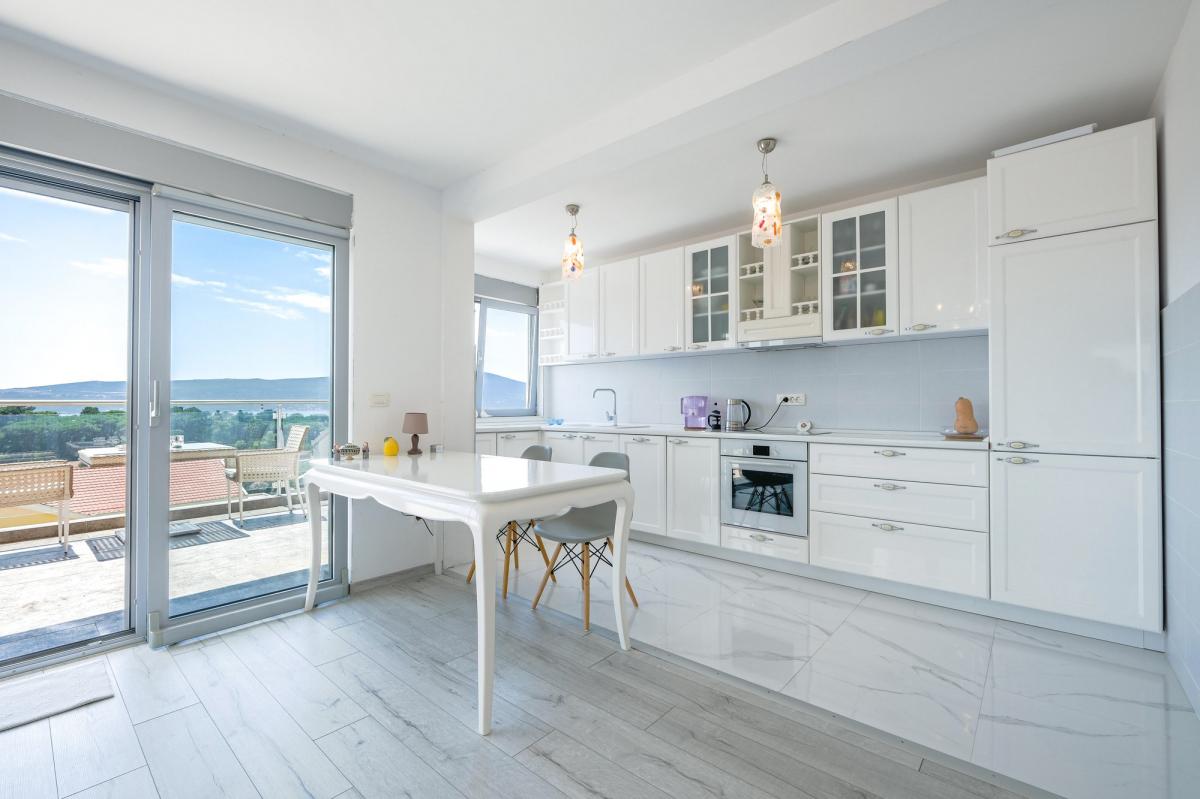 Penthouse with Pool and Sea View 6