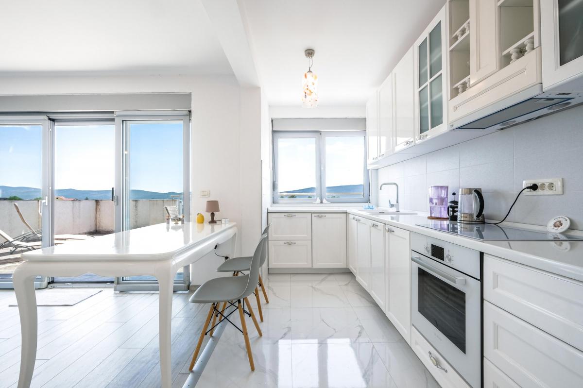 Penthouse with Pool and Sea View 8