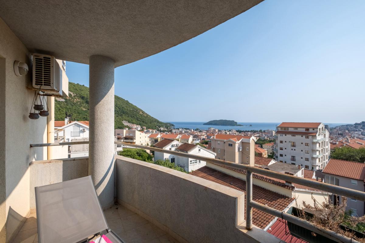 Comfortable 2 bedroom apartment with sea view in Lazi area, Budva