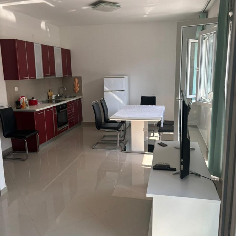 Dvosoban stan u Baru, 85m²