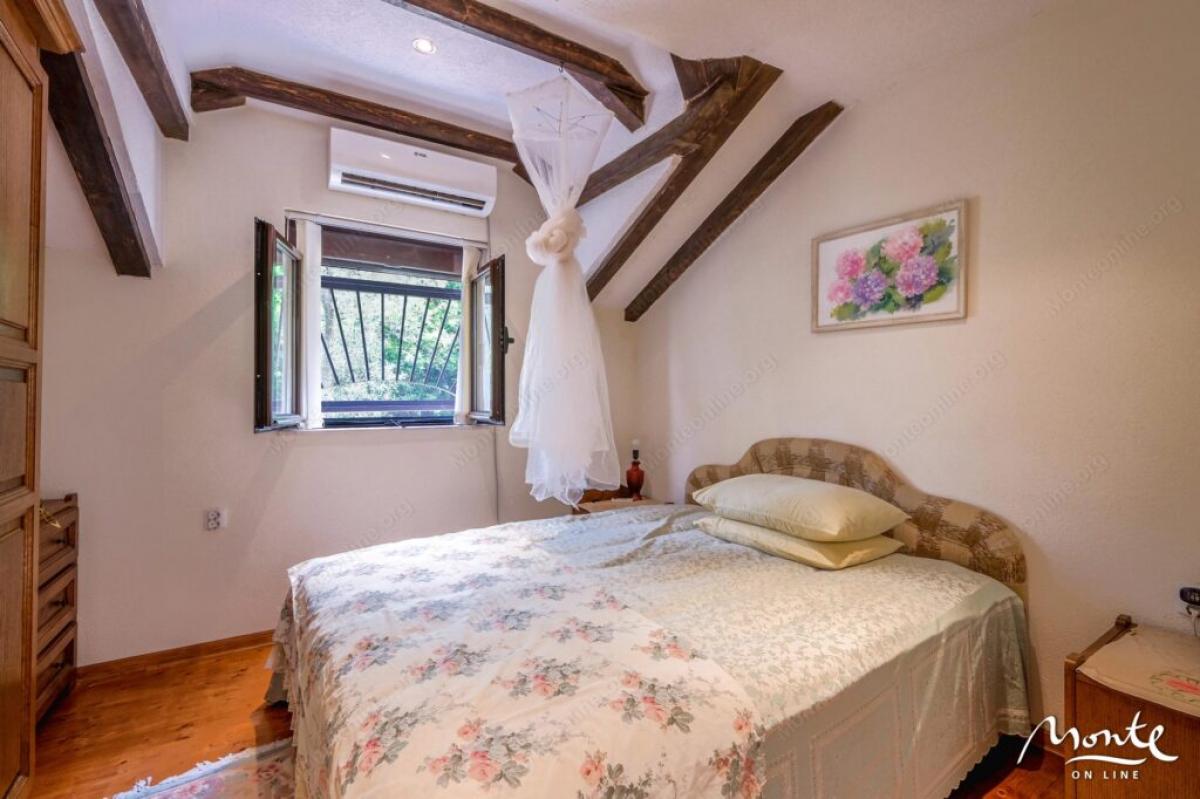 Beautiful three-story holiday house with panoramic sea view in the village of Stoliv 11