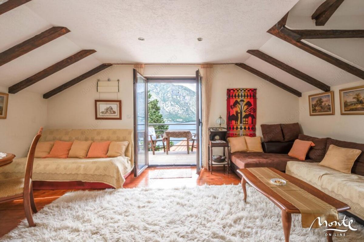 Beautiful three-story holiday house with panoramic sea view in the village of Stoliv 14