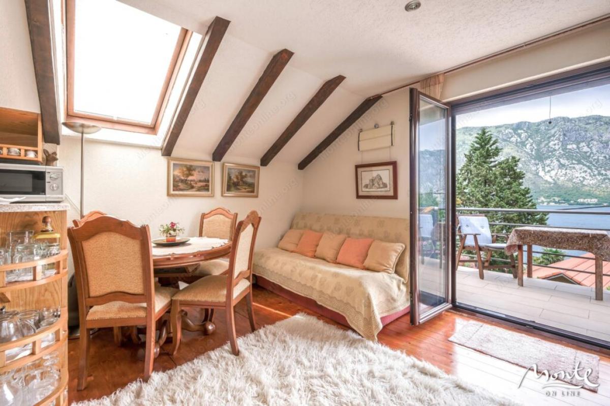 Beautiful three-story holiday house with panoramic sea view in the village of Stoliv 15