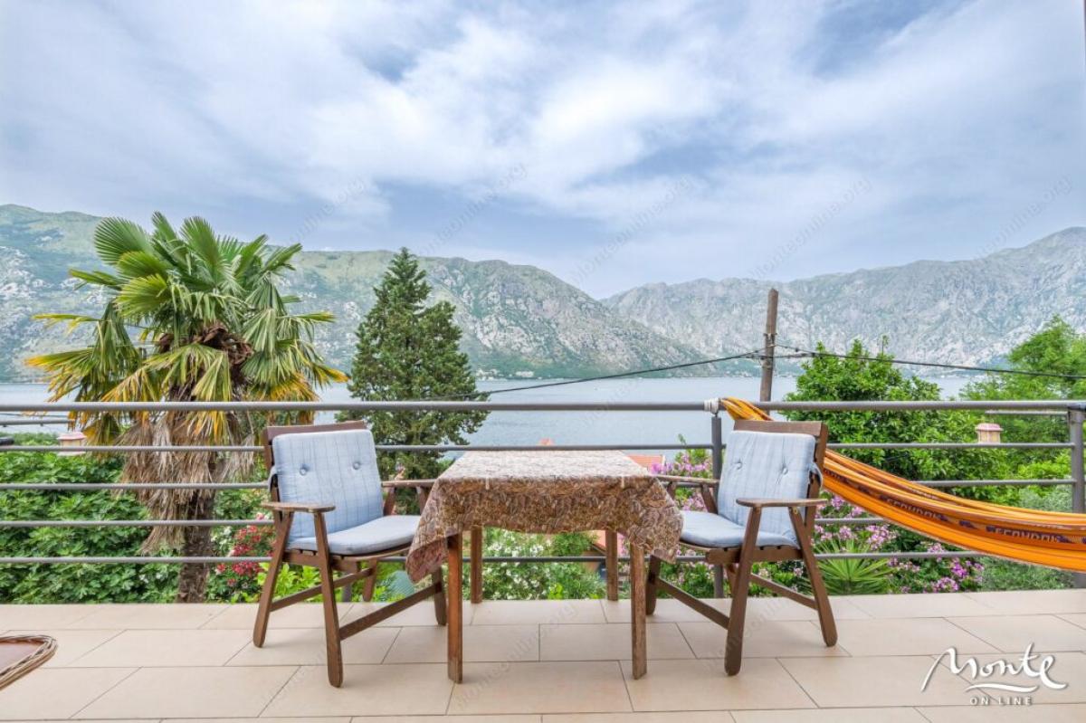 Beautiful three-story holiday house with panoramic sea view in the village of Stoliv 23