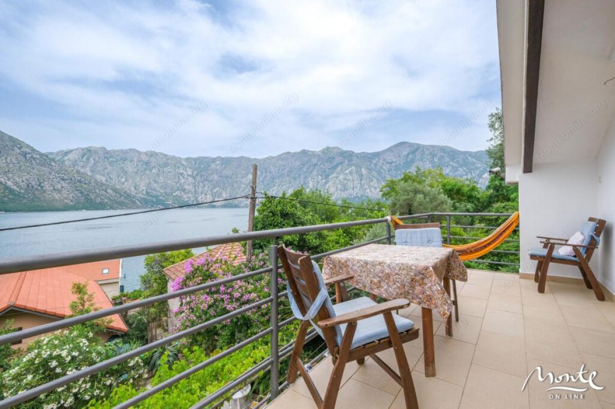 Beautiful three-story holiday house with panoramic sea view in the village of Stoliv 25