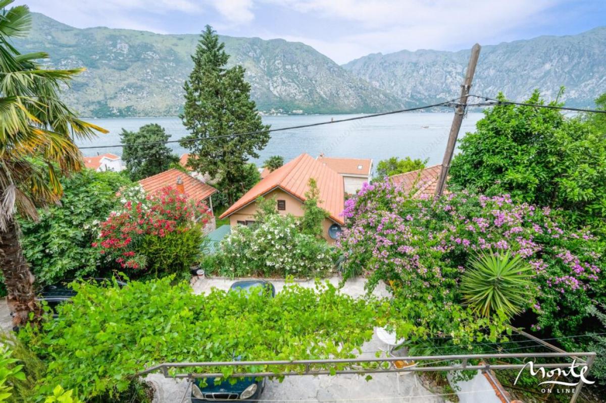 Beautiful three-story holiday house with panoramic sea view in the village of Stoliv 26