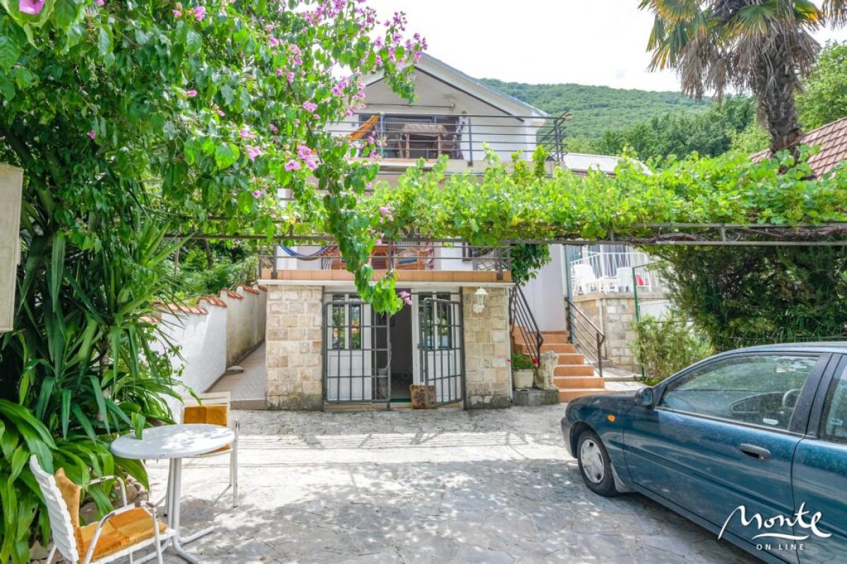 Beautiful three-story holiday house with panoramic sea view in the village of Stoliv 4