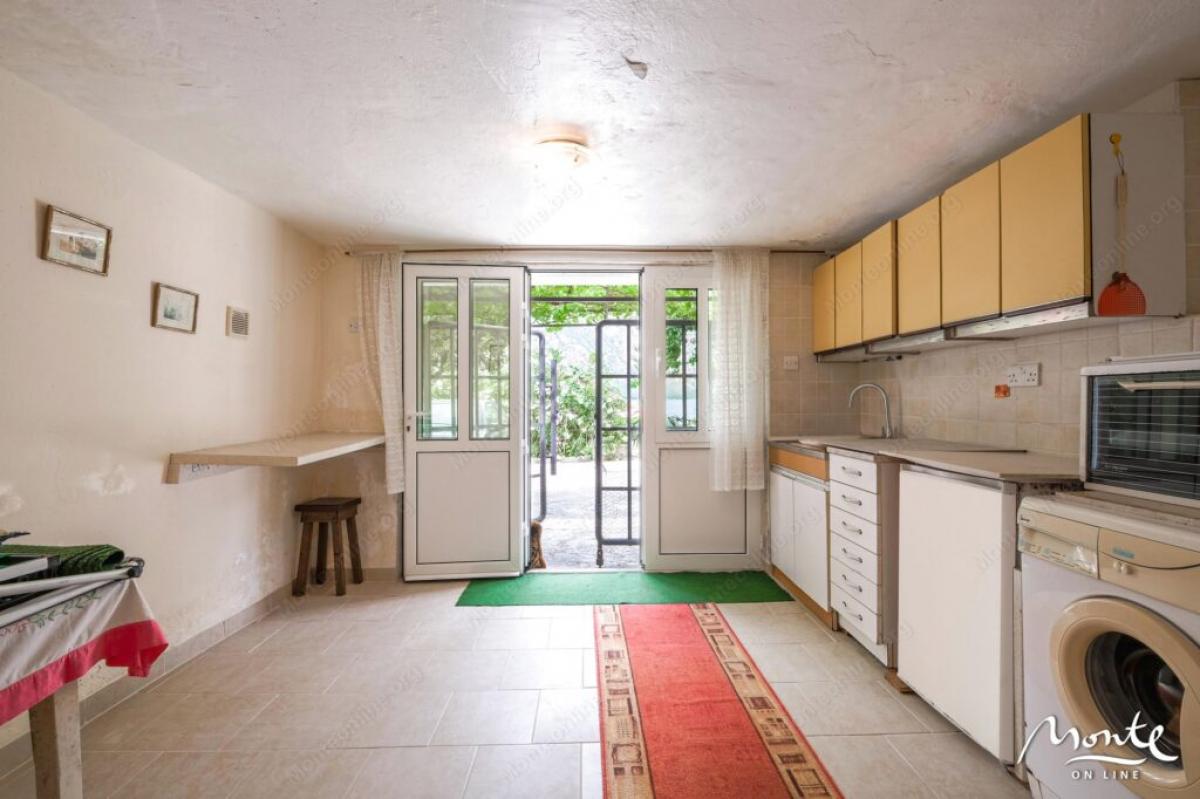 Beautiful three-story holiday house with panoramic sea view in the village of Stoliv 5