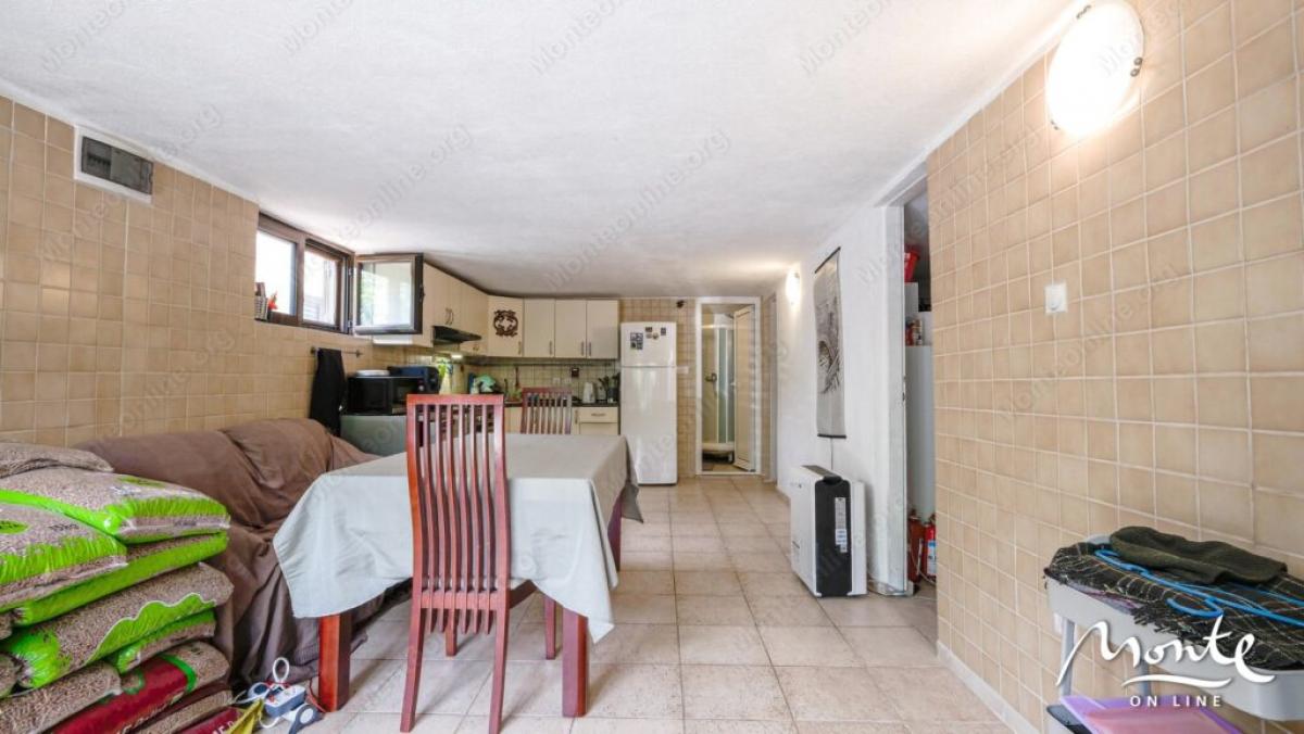 Small, three-story house with panoramic views in the village of Stoliv 13