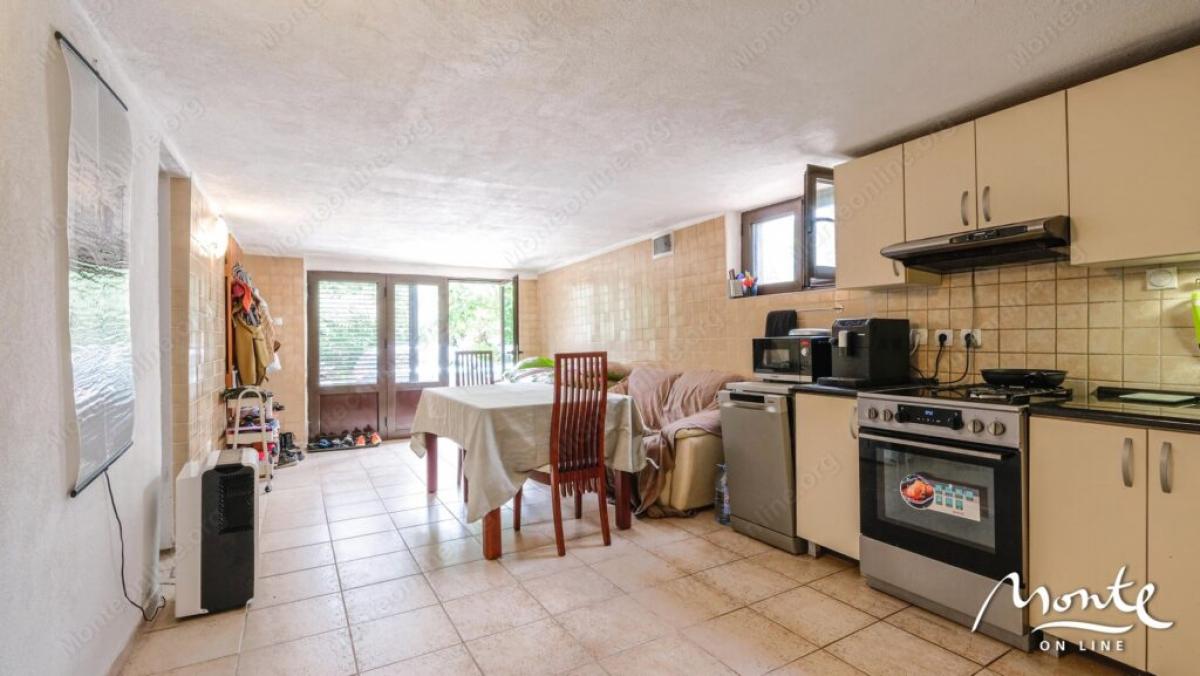 Small, three-story house with panoramic views in the village of Stoliv 15