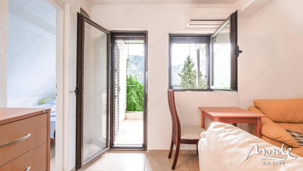 Small, three-story house with panoramic views in the village of Stoliv 16