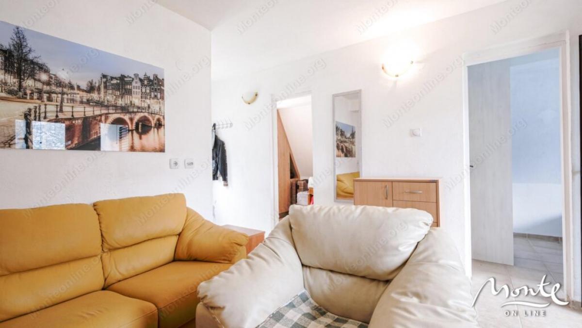 Small, three-story house with panoramic views in the village of Stoliv 17