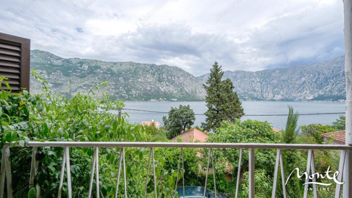 Small, three-story house with panoramic views in the village of Stoliv 20