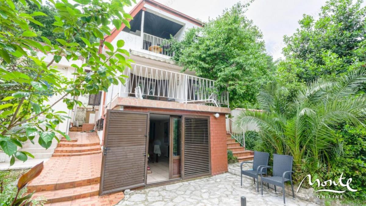 Small, three-story house with panoramic views in the village of Stoliv 3