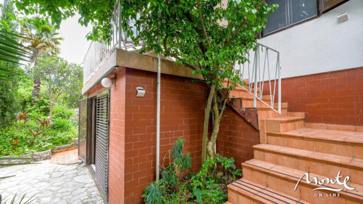 Small, three-story house with panoramic views in the village of Stoliv 4