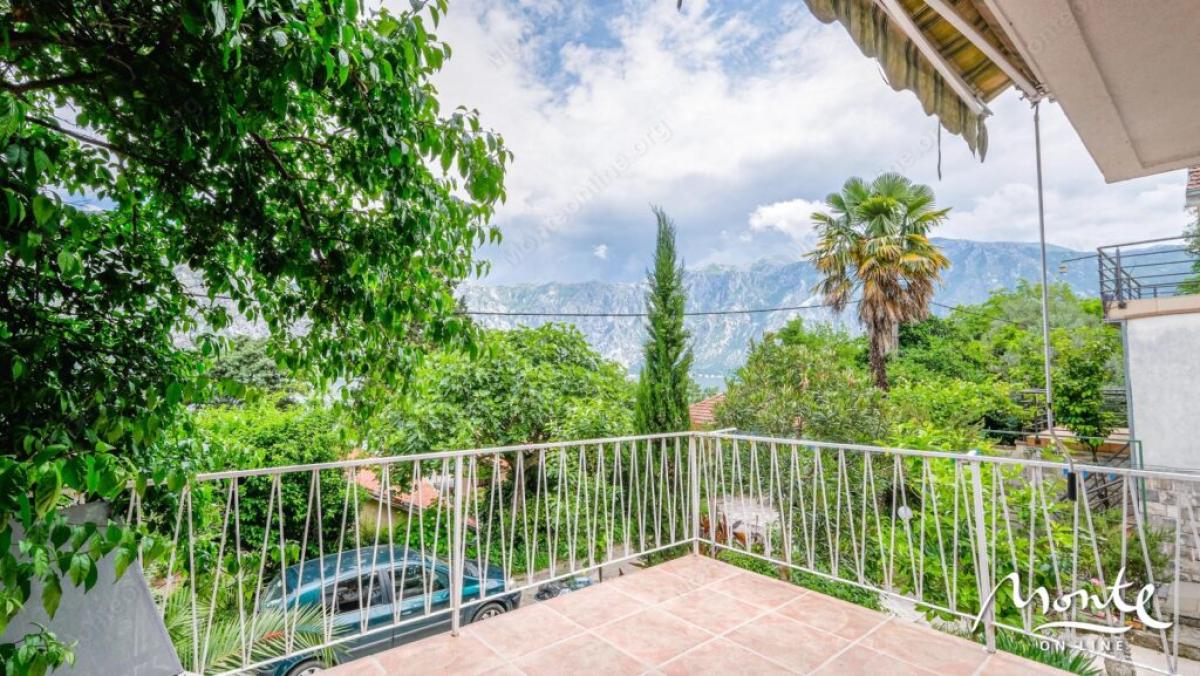 Small, three-story house with panoramic views in the village of Stoliv 5
