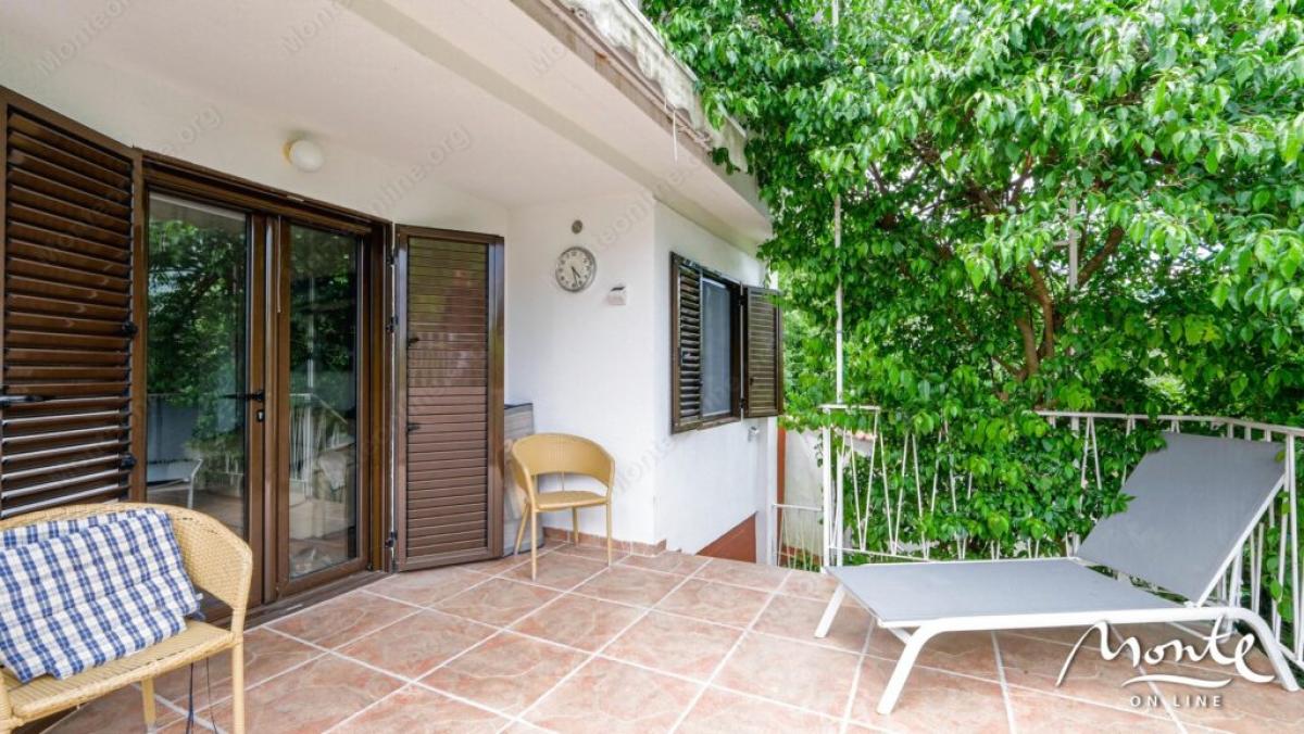 Small, three-story house with panoramic views in the village of Stoliv 7