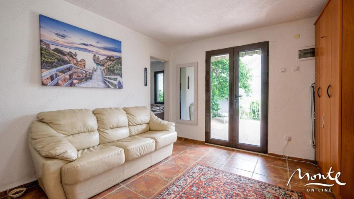 Small, three-story house with panoramic views in the village of Stoliv 8