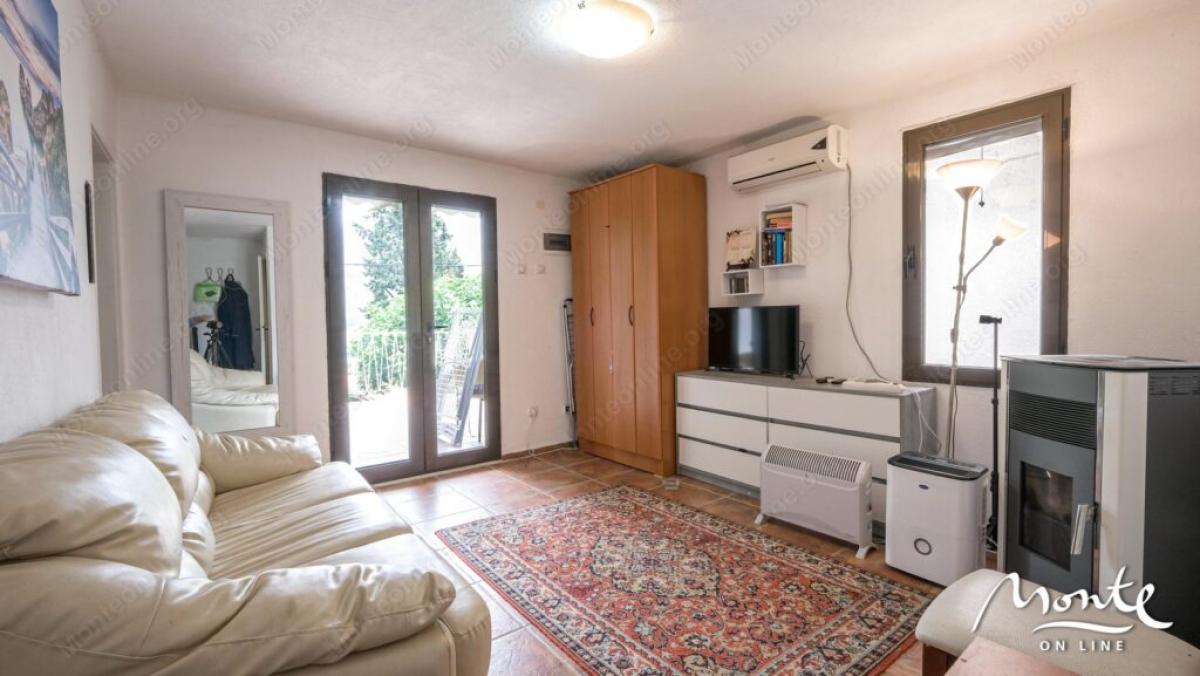 Small, three-story house with panoramic views in the village of Stoliv 9