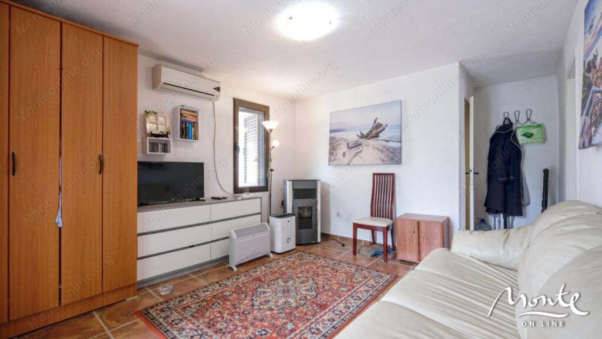 Small, three-story house with panoramic views in the village of Stoliv 10