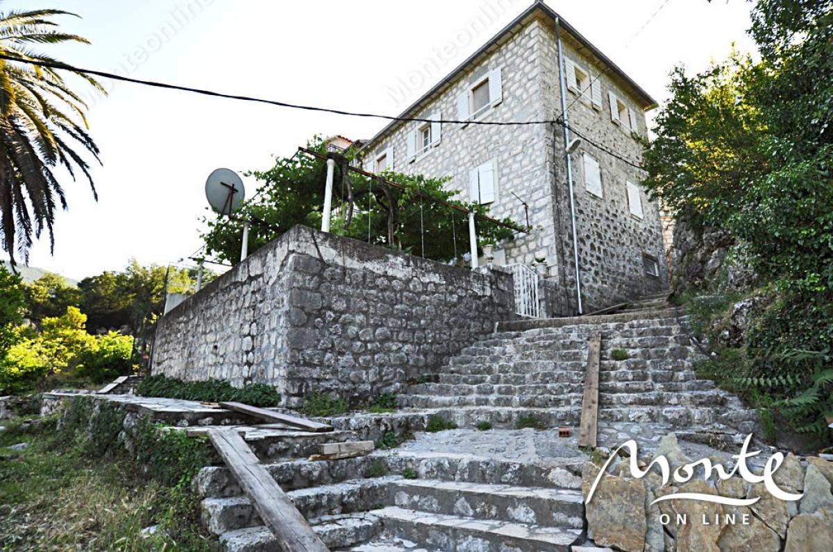Renovated stone house a few steps from the sea