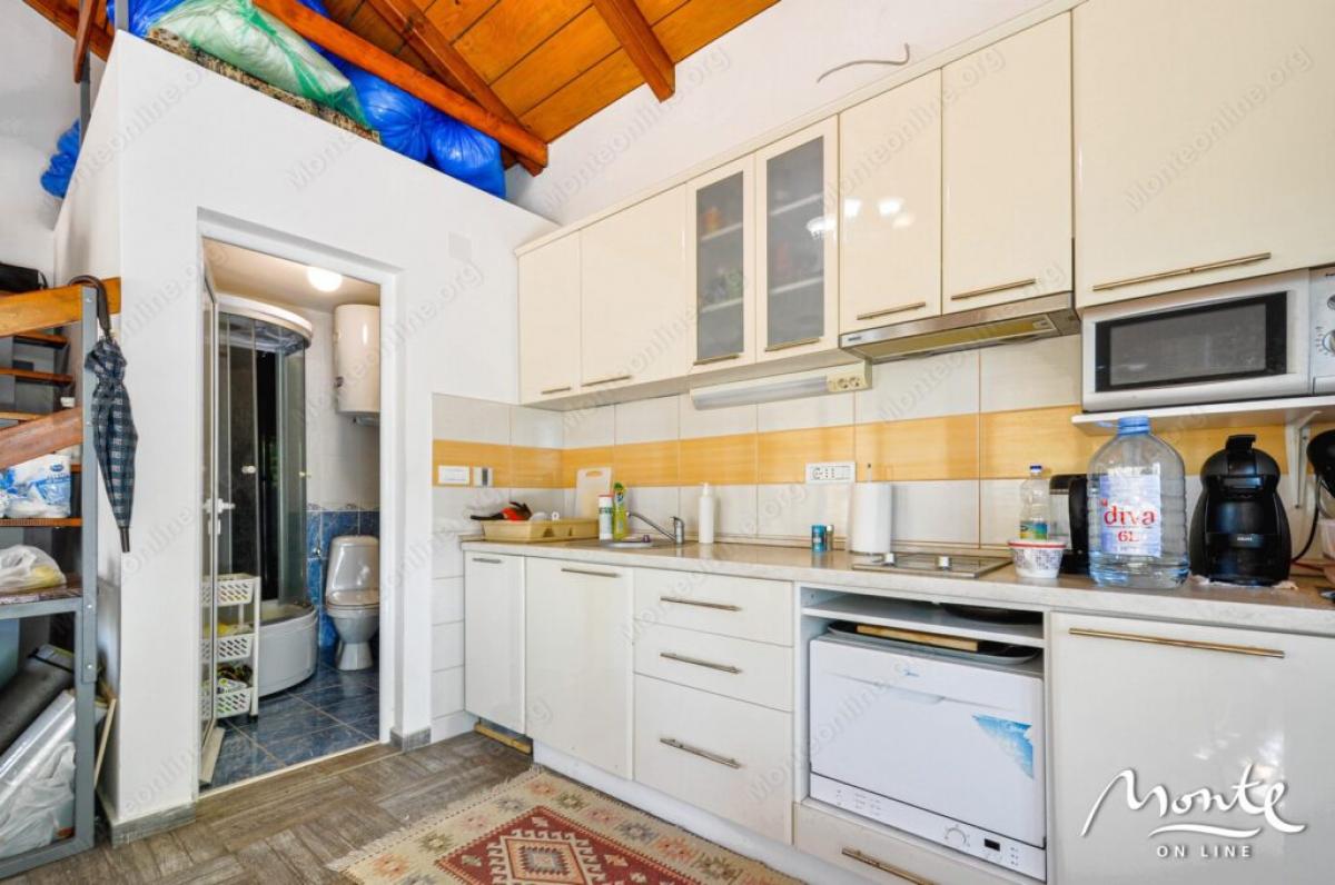 Family 3-storey house with garage and view of the bay in Lepetane, Tivat 17