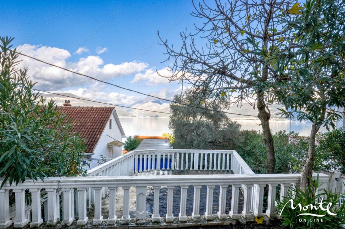 Large house with panoramic views in Krasici
