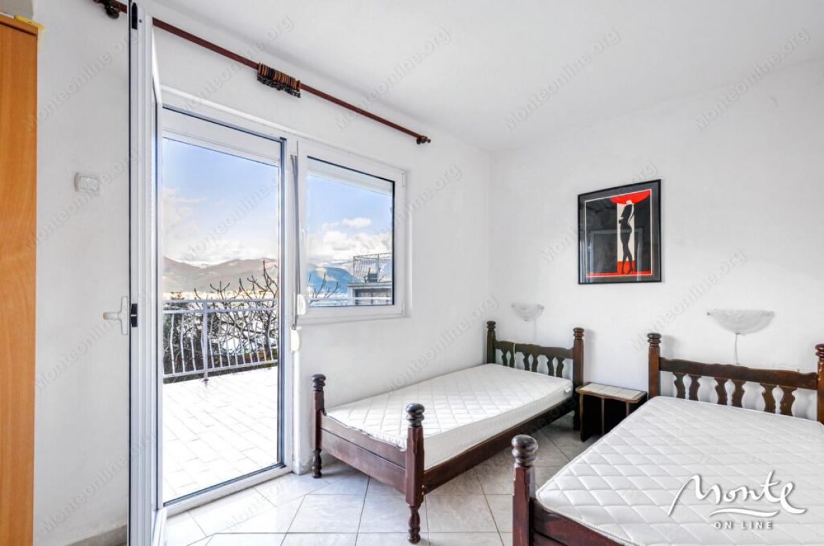 Large house with panoramic views in Krasici 12