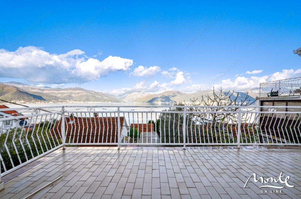 Large house with panoramic views in Krasici 13