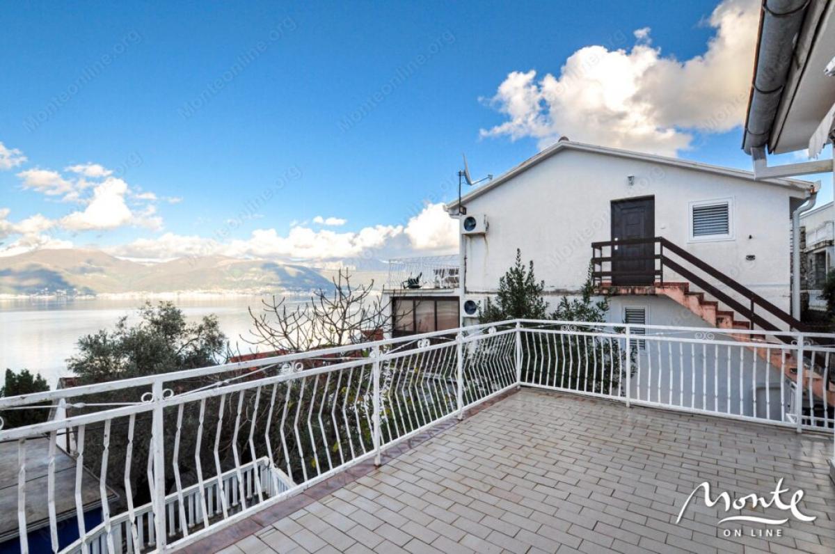 Large house with panoramic views in Krasici 14