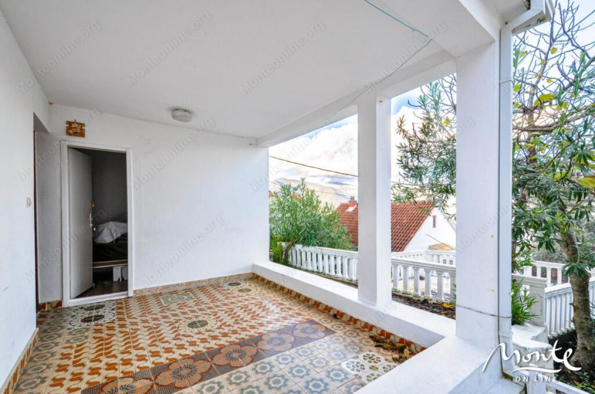 Large house with panoramic views in Krasici 8