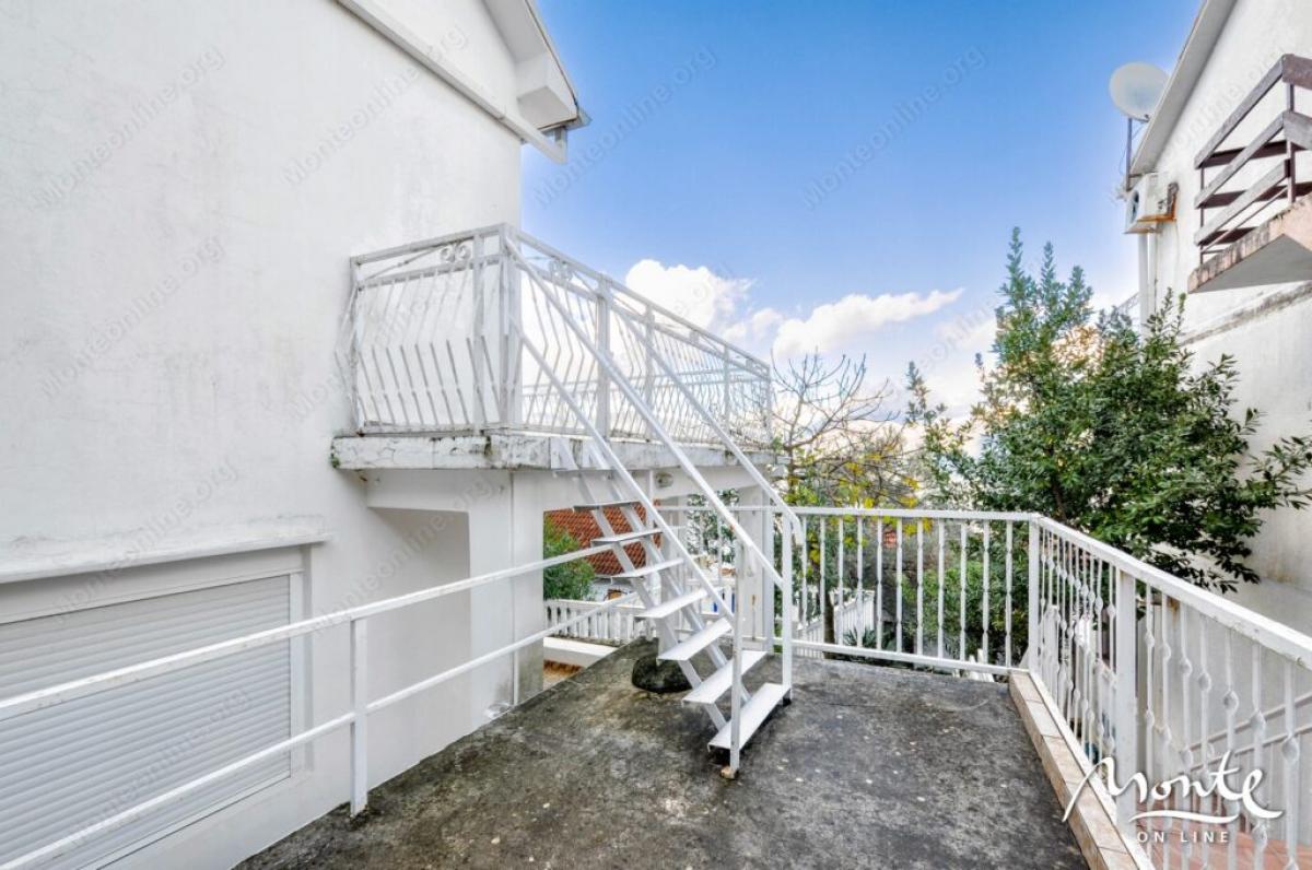 Large house with panoramic views in Krasici 10