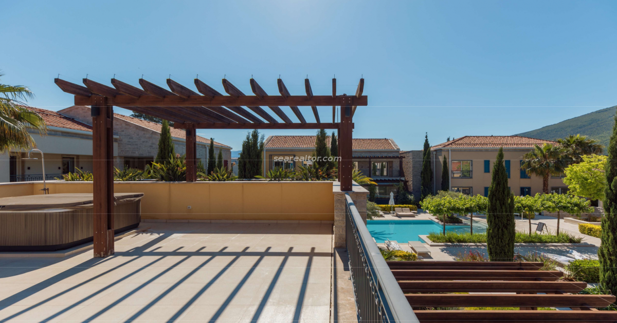 Luxury Apartment with Terrace, Jacuzzi, and Garage Parking in Portonovi 4