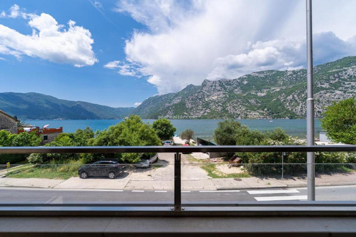 Studio apartment on the first line by the sea – Risan