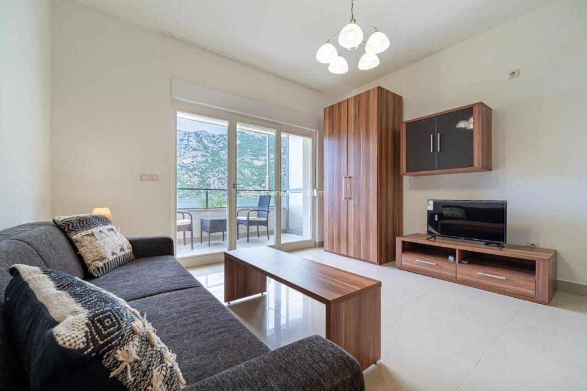 Studio apartment on the first line by the sea – Risan 2
