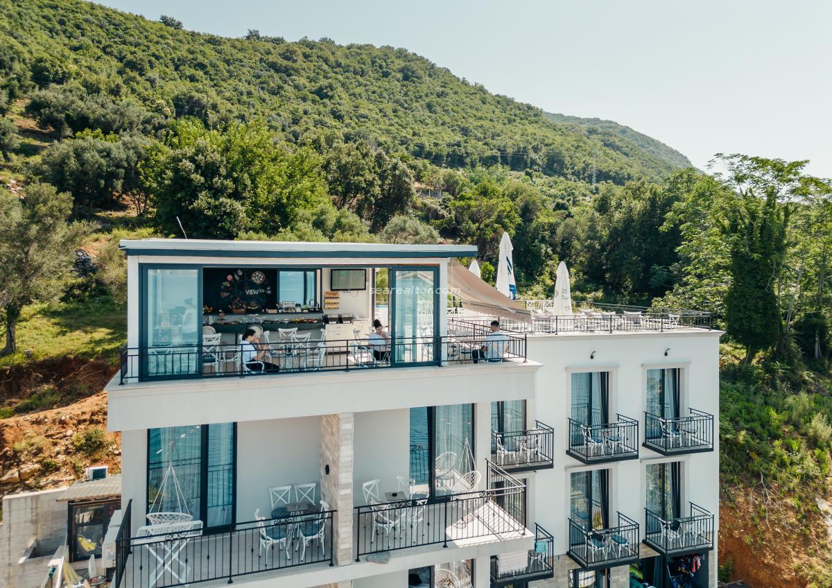 Hotel on the seashore with a swimming pool - Herceg Novi 2