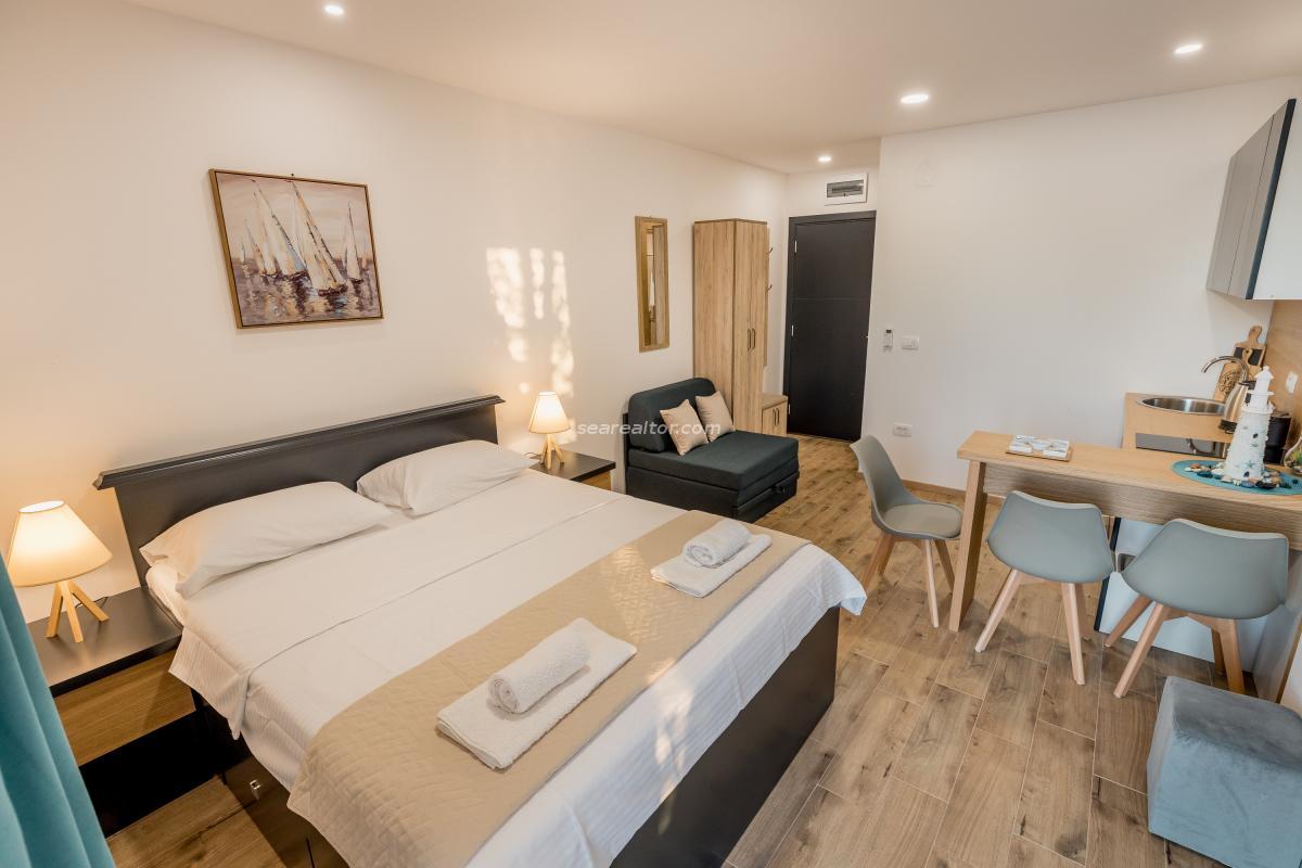 Hotel on the seashore with a swimming pool - Herceg Novi 11
