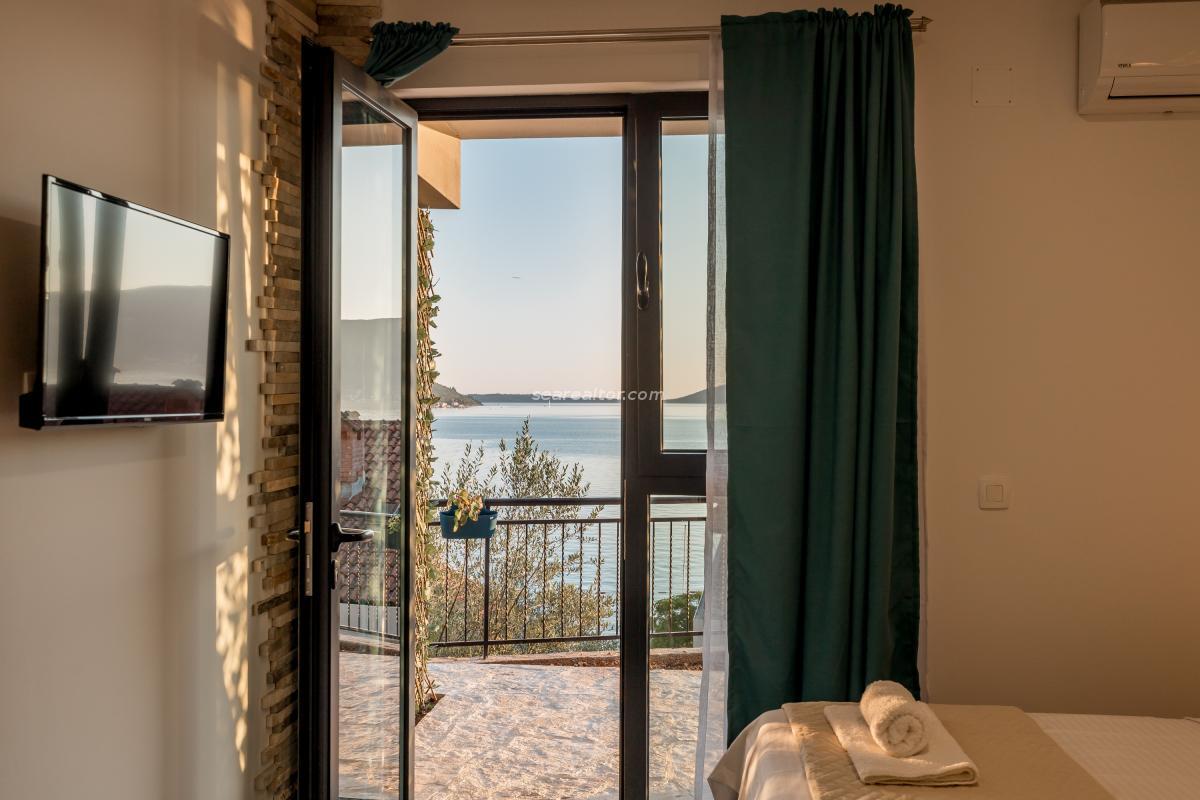 Hotel on the seashore with a swimming pool - Herceg Novi 18