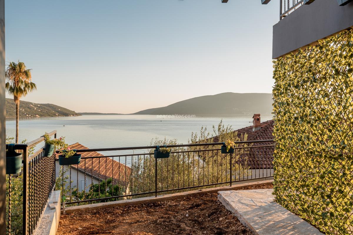 Hotel on the seashore with a swimming pool - Herceg Novi 19