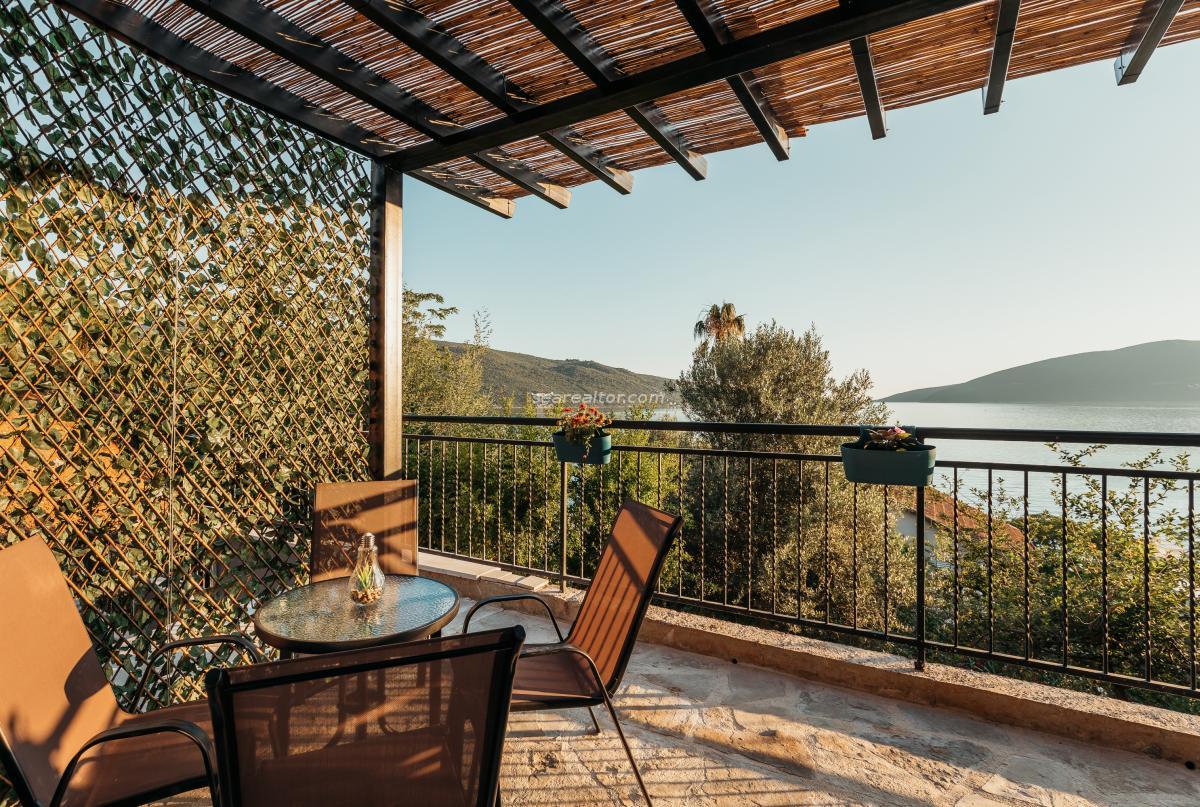 Hotel on the seashore with a swimming pool - Herceg Novi 27