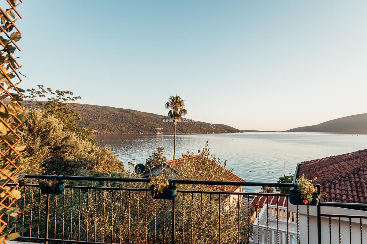 Hotel on the seashore with a swimming pool - Herceg Novi 28