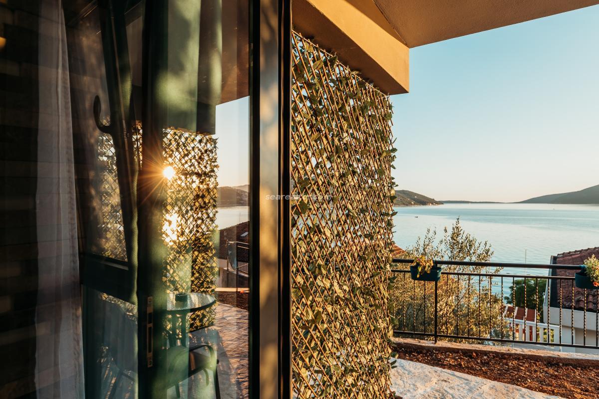 Hotel on the seashore with a swimming pool - Herceg Novi 5