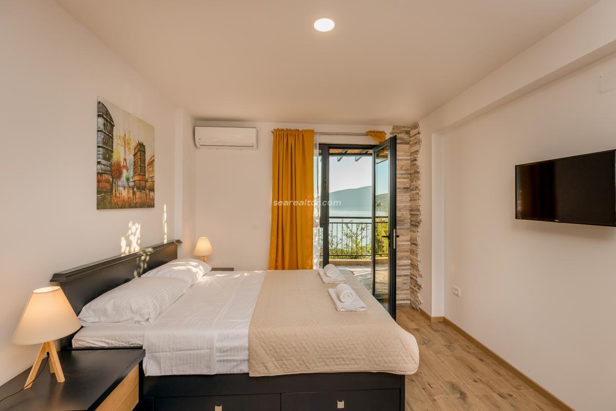 Hotel on the seashore with a swimming pool - Herceg Novi 10
