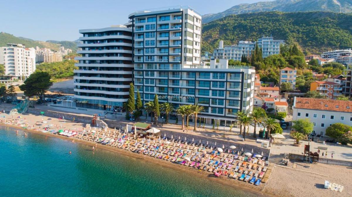 Two-bedroom apartment with a panoramic view of the sea in Rafailovići