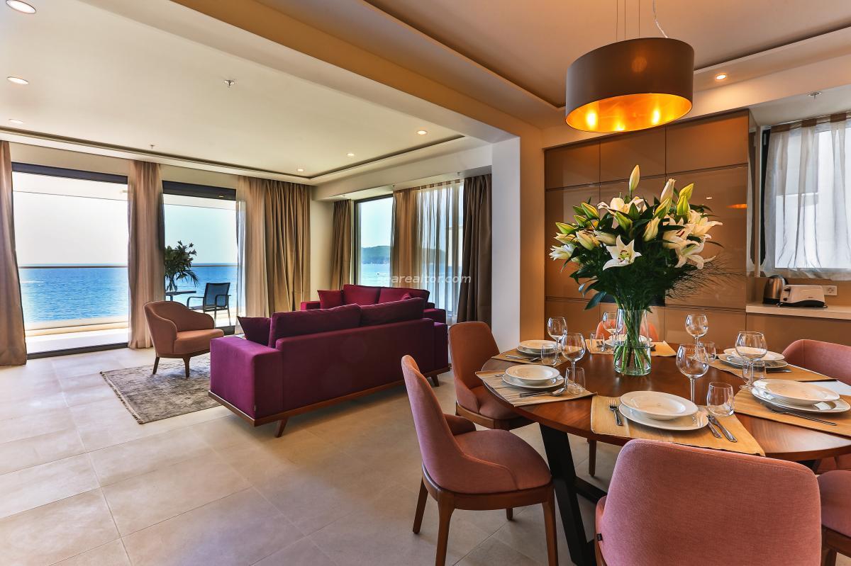 Two-bedroom apartment with a panoramic view of the sea in Rafailovići 2